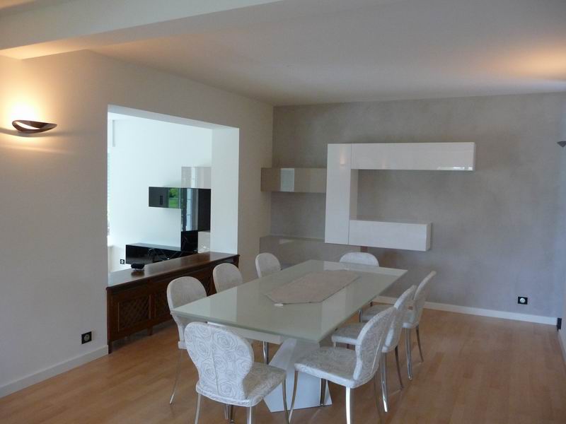 Rénovation complète d'une maison de Maître - espace repas - Table à rallonge en verre blanc - Prora de BONALDO - Chaises BONALDO
