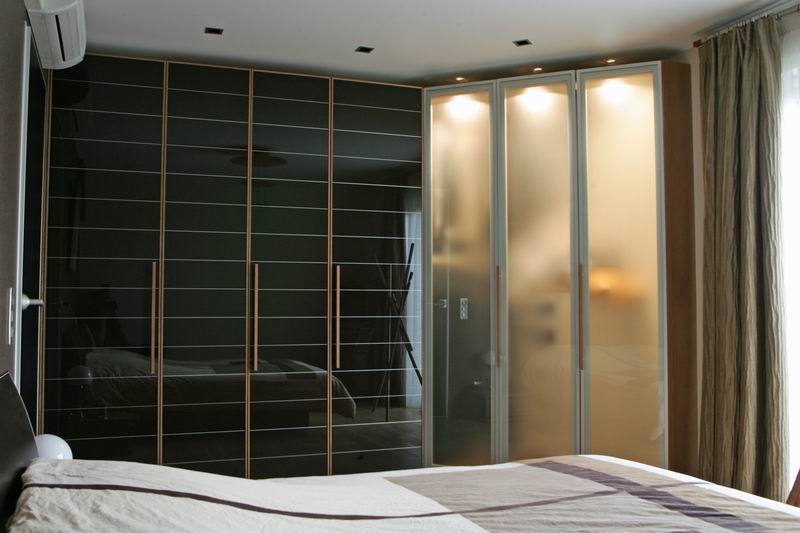 Aménagement complet d'un appartement Loft - espace nuit - Dressing porte battantes en verre Line Gianser