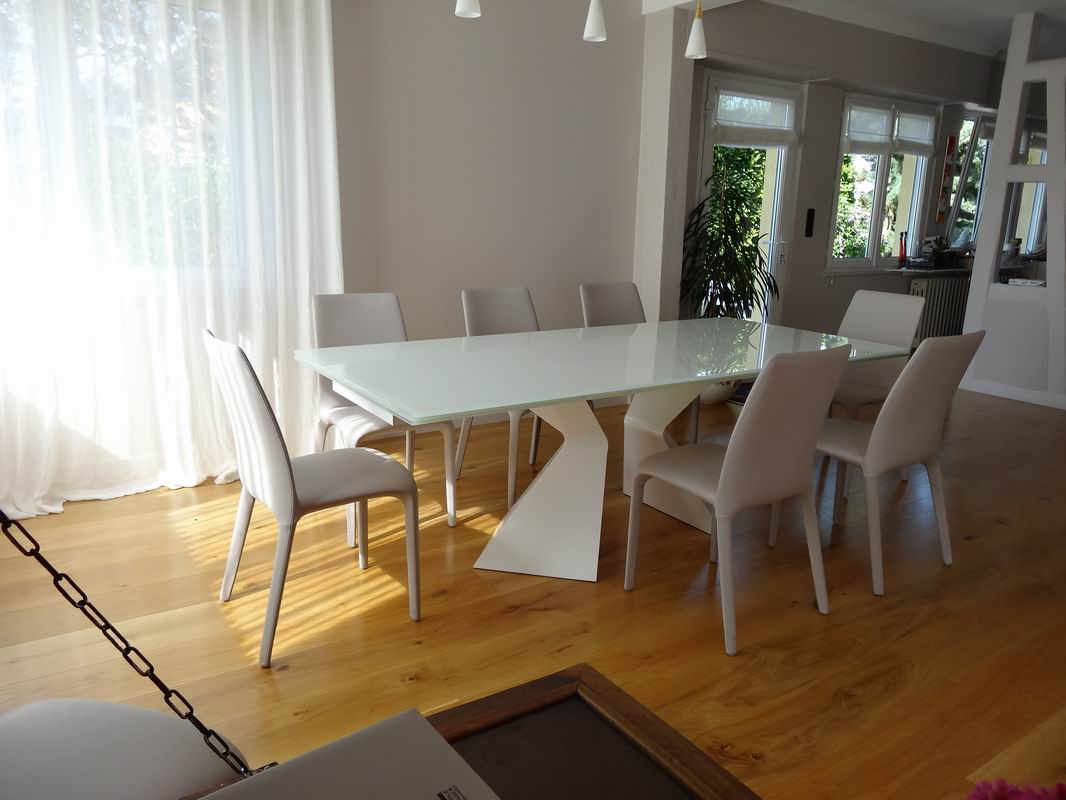 Rénovation d'une Maison - espace Salle-à-Manger - Table et chaise BONALDO - Table Prora en verre blanc - Chaises Alanda